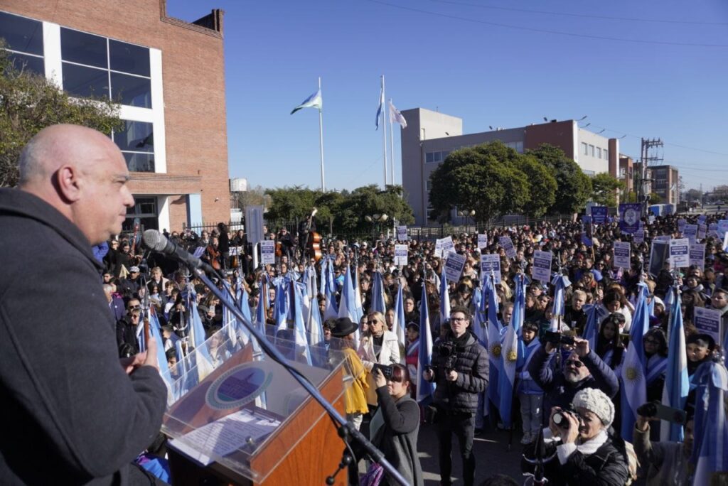 Miles de alumnos juraron Lealtad a la Bandera en José C. Paz – Info Día ...